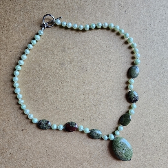 Green-toned freshwater pearl necklace green stones toggle clasp mermaidcore - Picture 2 of 5